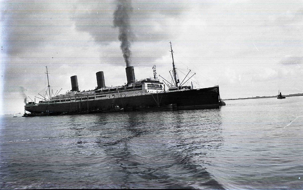 19070900c CROIL & MITCHELL FAMILY ca 1900 - 1916 Shipping at Quebec or Montreal 01.jpg